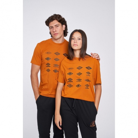 Camiseta Umbro Historic Logos Graphic Tee Pumpkin Spice