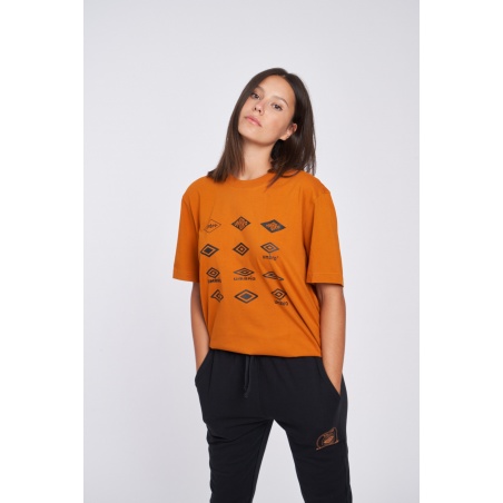 Camiseta Umbro Historic Logos Graphic Tee Pumpkin Spice