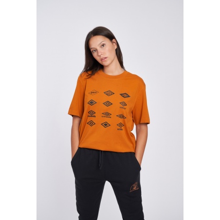 Camiseta Umbro Historic Logos Graphic Tee Pumpkin Spice