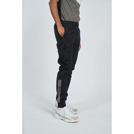 Pantalón Umbro FW Sportswear Jogger - JNR - Black / Gunmental