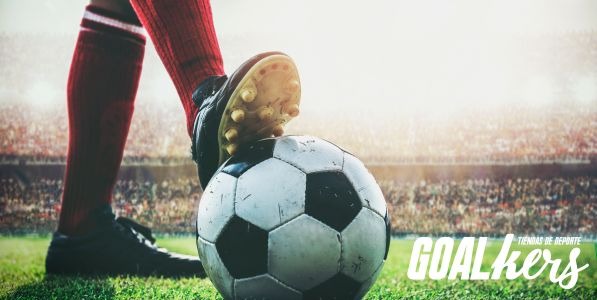 Los accesorios esenciales que todo futbolista debe tener: Zapatillas de fútbol sala, Chándales para hombre, Botas de fútbol para césped artificial...